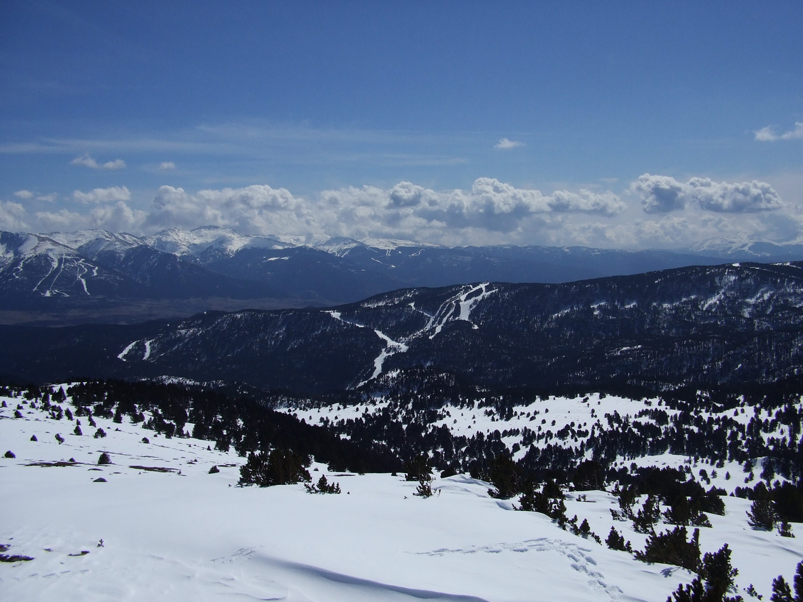 els angles a font romeu i el puigmal al fons,