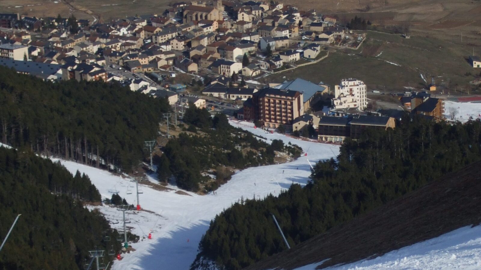 els angles, pistes al poble