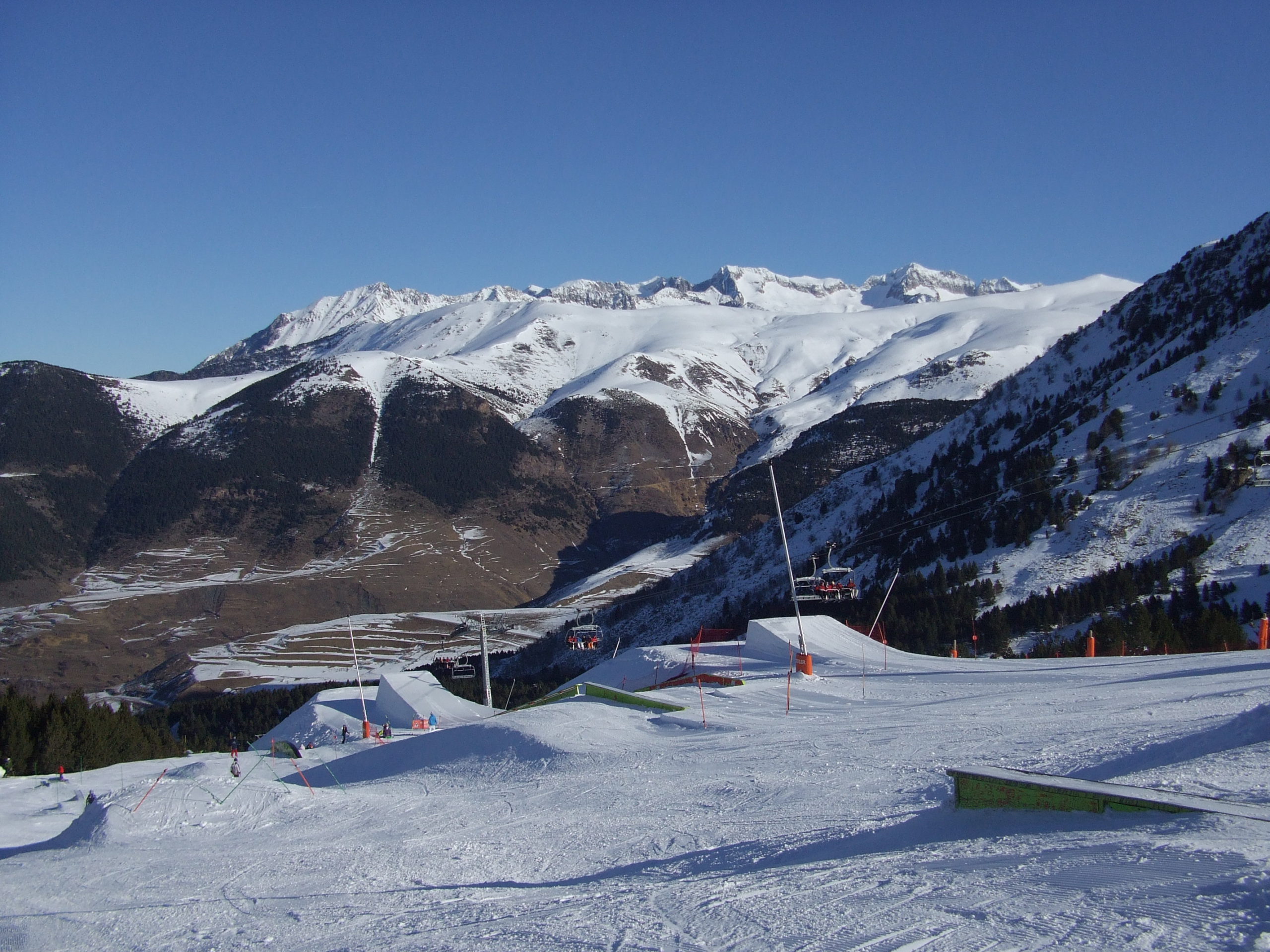 cerler, parc de neu i maladeta al fons
