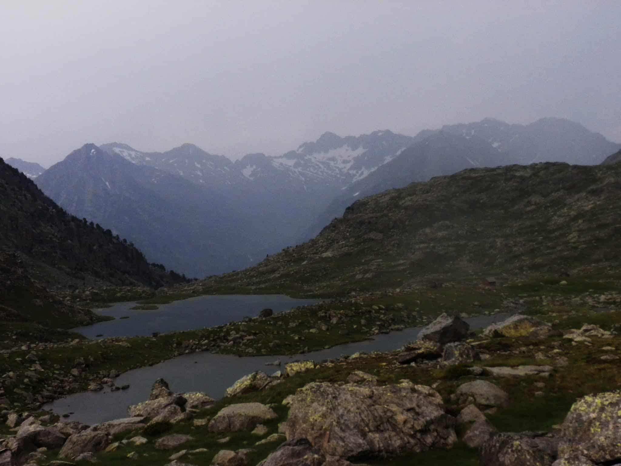 Volta Llauset-Anglós, Estanys d'Anglós en front, Besiberris i Comaloforno al fons