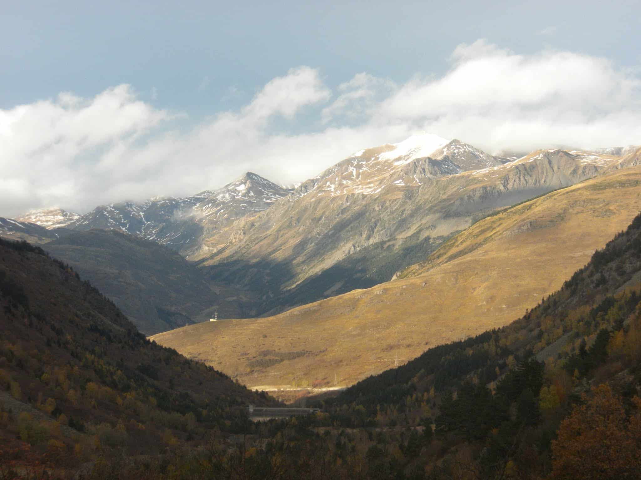 Pista del Pont dera Montanheta a Valls del riu Unhòla, Tuc des Crabes, Tuc de Parros