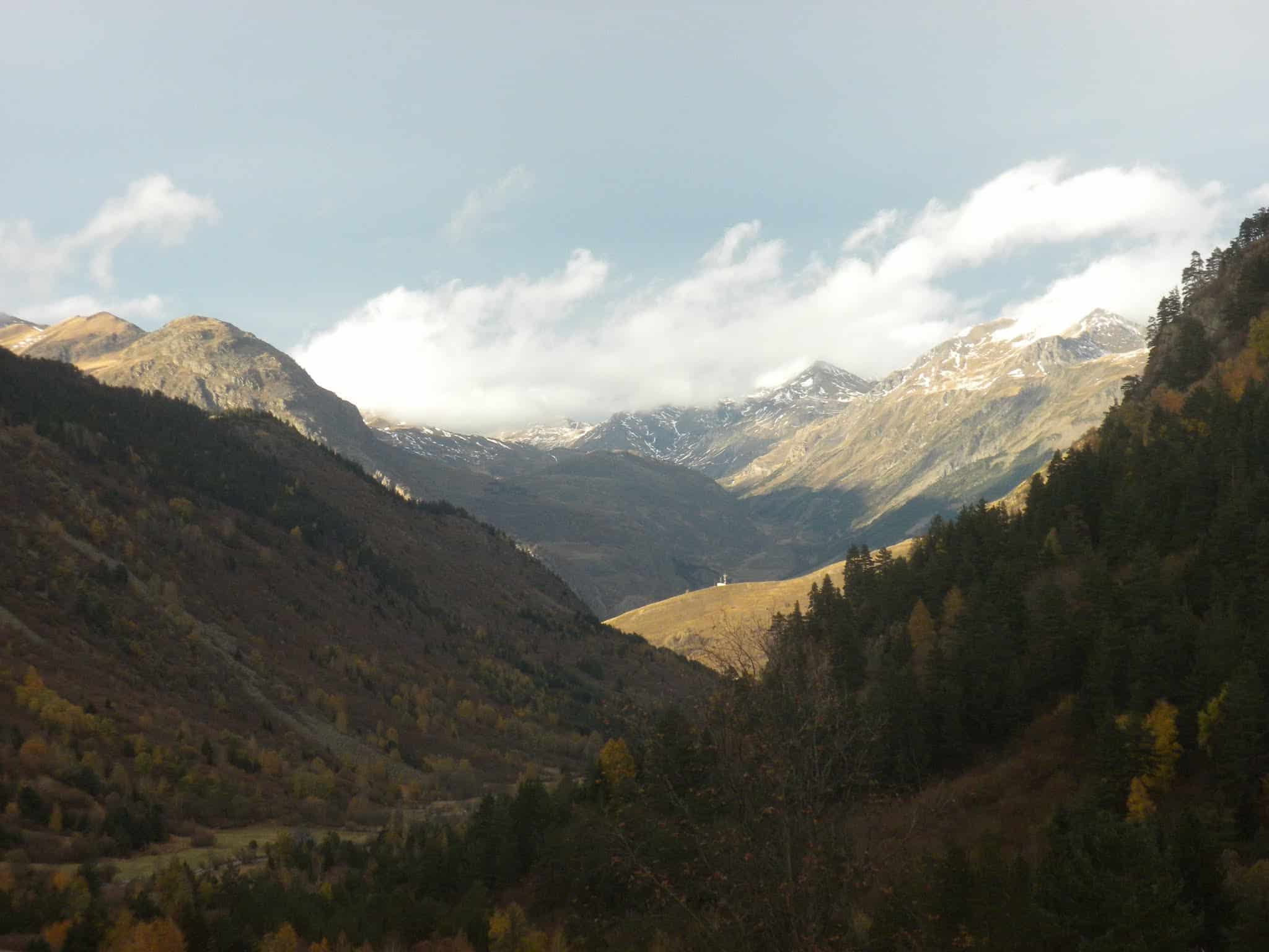 Pista del Pont dera Montanheta a Valls del rius Aiguamòg al sud, i Unhòla al nord